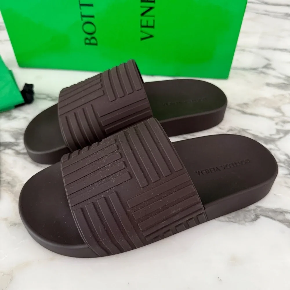 BOTTEGA VENETA 690105 Men's 'Slider' Pool Slide Sandals In Dark Brown Rubber 39